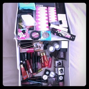 **FREE GIFTS WITH PURCHASE** MAKEUP💄💋